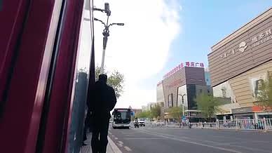 4k实拍忙碌的城市公交车和上班的人群视频的预览图